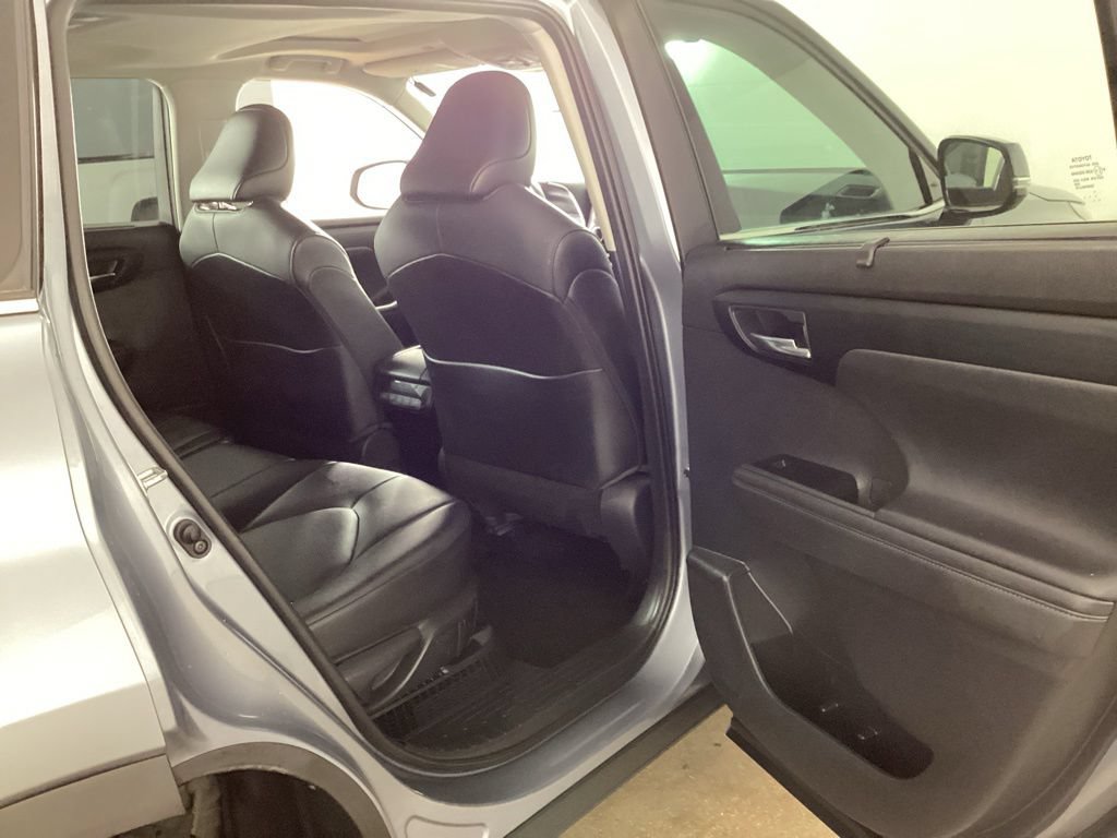 Used 2021 Toyota Highlander XLE AWD/4WD image 18