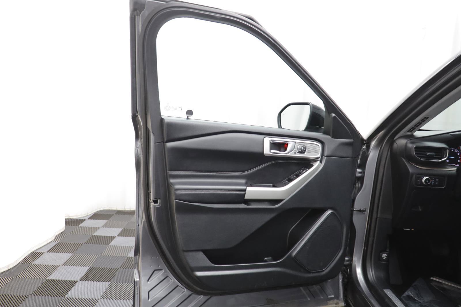 Used 2021 Ford Explorer Limited w/ Equipment Group 301A image 4