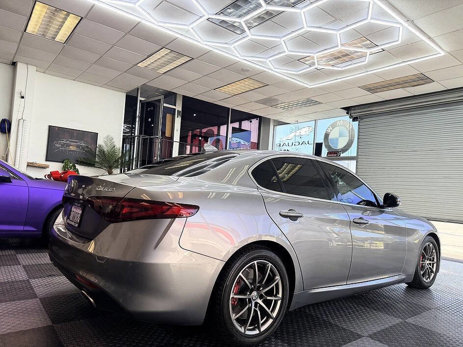 Used 2018 Alfa Romeo Giulia RWD image 16