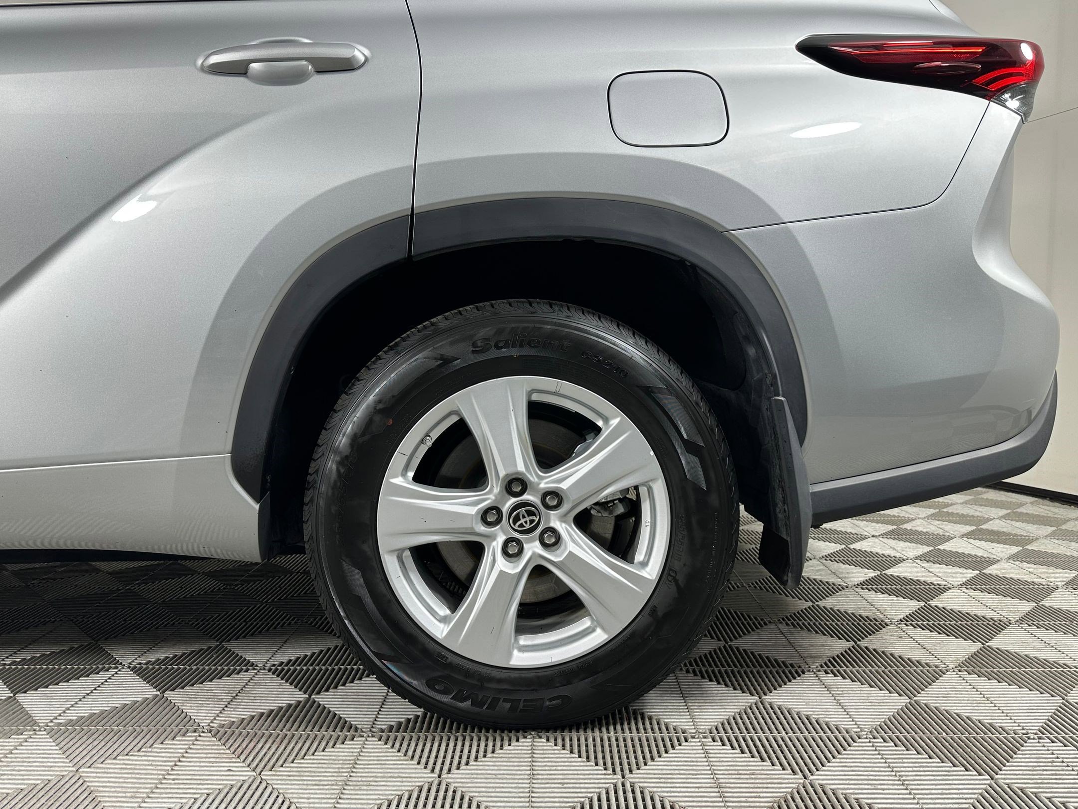 Used 2024 Toyota Highlander LE image 27