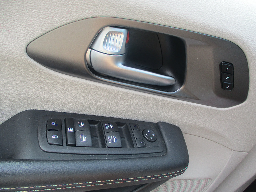 Used 2023 Chrysler Pacifica Touring-L FWD image 15
