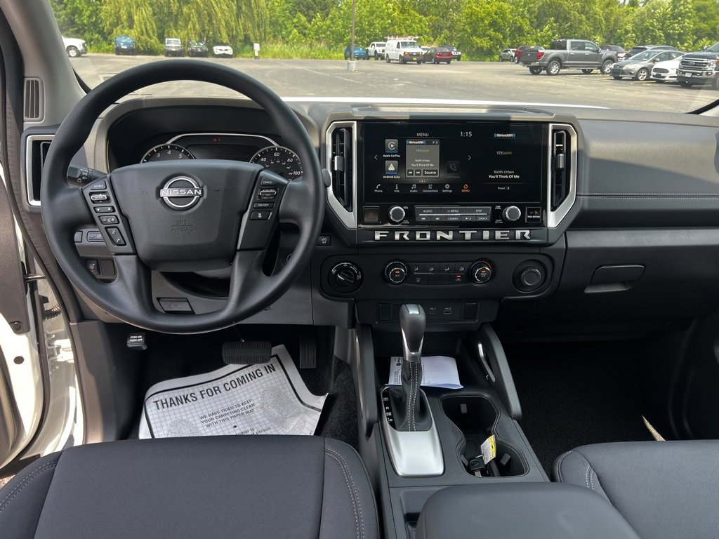 Used 2025 Nissan Frontier SV image 2