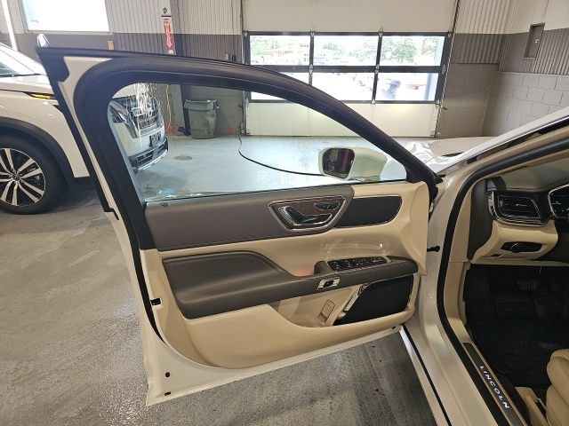Used 2018 Lincoln Continental Select w/ Continental Climate Package AWD/4WD image 10