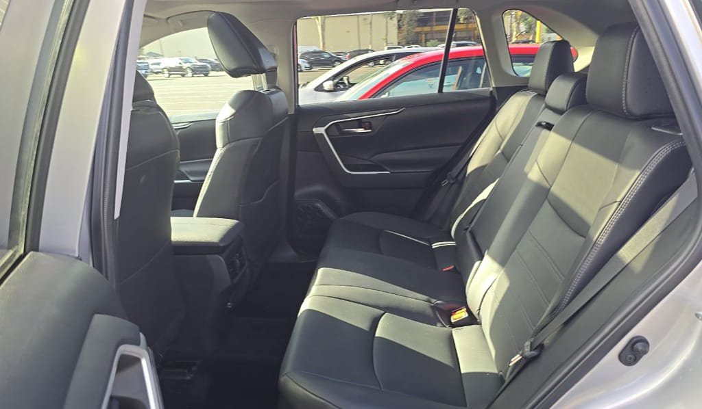 Used 2022 Toyota RAV4 XLE Premium AWD/4WD image 9