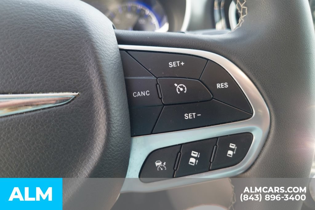 Used 2024 Chrysler Pacifica Touring-L FWD image 10