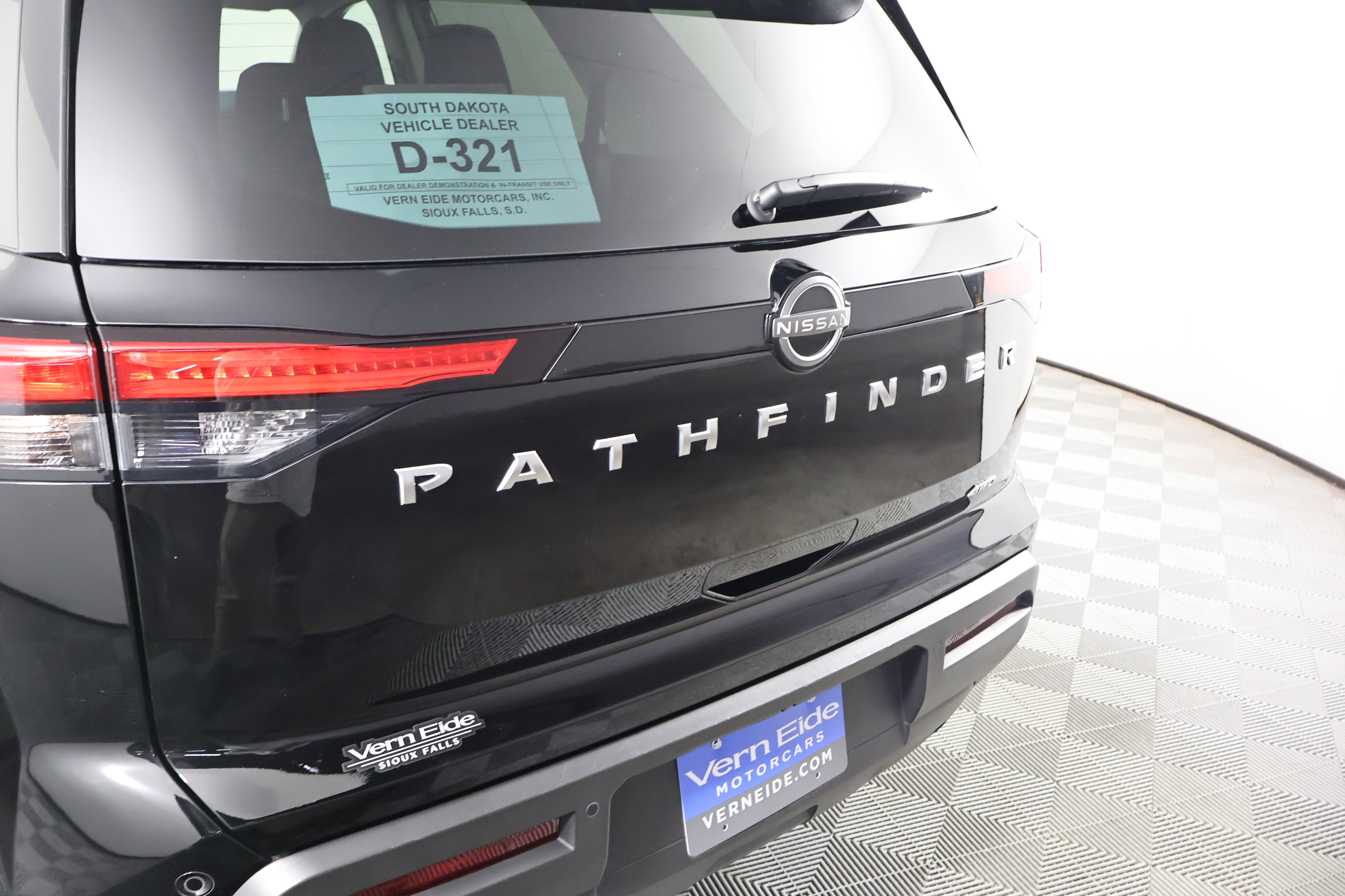 Used 2025 Nissan Pathfinder SV image 15