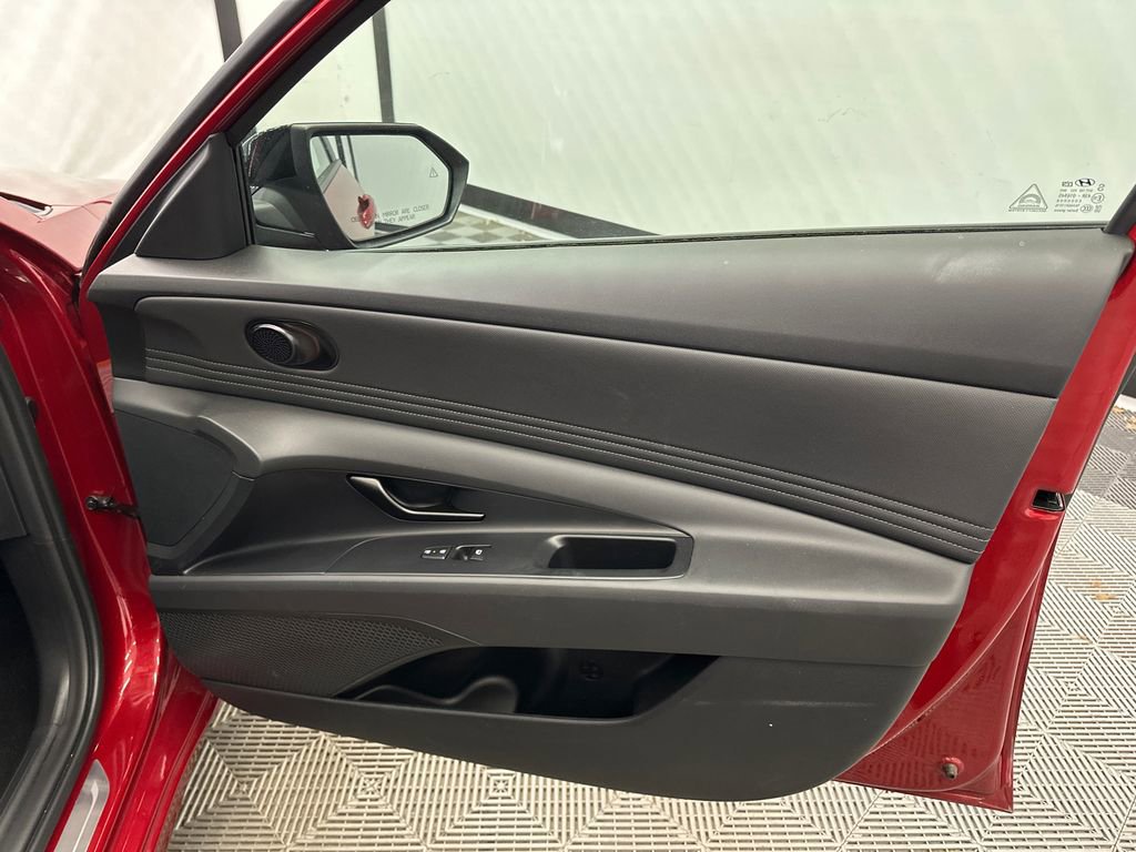 Used 2025 Hyundai Elantra SEL FWD image 14