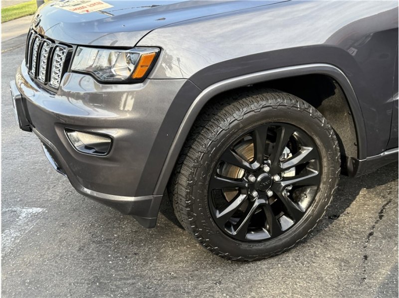 Used 2018 Jeep Grand Cherokee Altitude image 11
