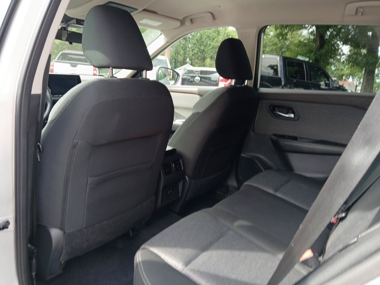 Used 2022 Nissan Rogue SV FWD image 12