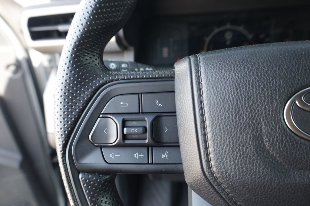 Used 2024 Toyota Tacoma SR5 AWD/4WD image 32