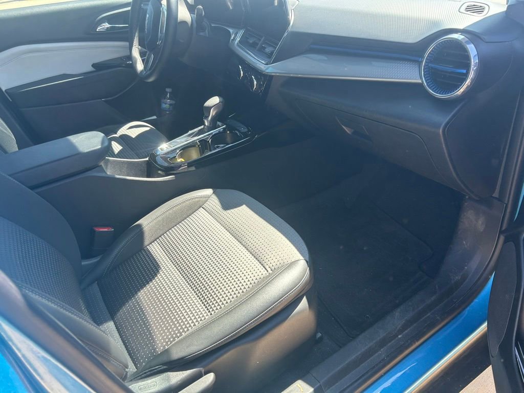 Used 2025 Chevrolet Trax LT w/ LT Convenience Package image 12