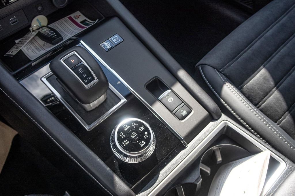 New 2025 Mitsubishi Outlander 4WD Plug-In Hybrid image 40