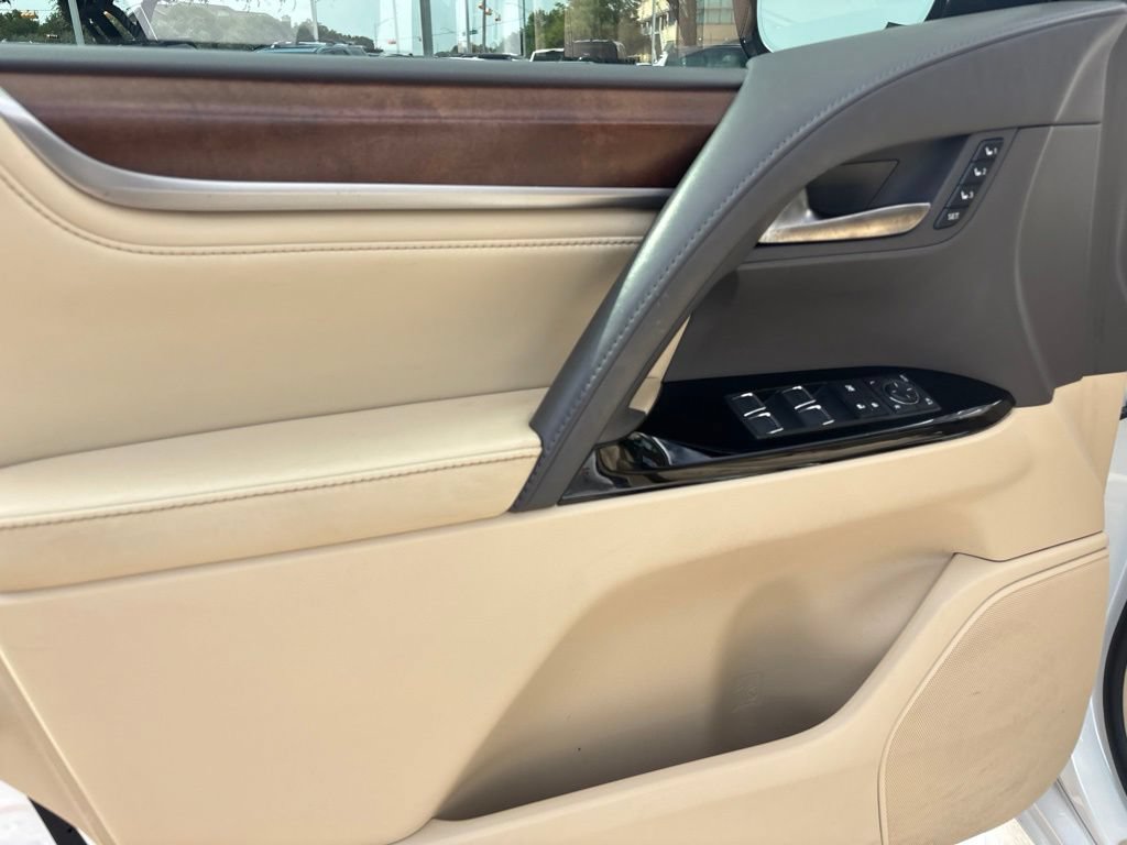 Used 2019 Lexus LX 570 4WD w/ Luxury Package image 10