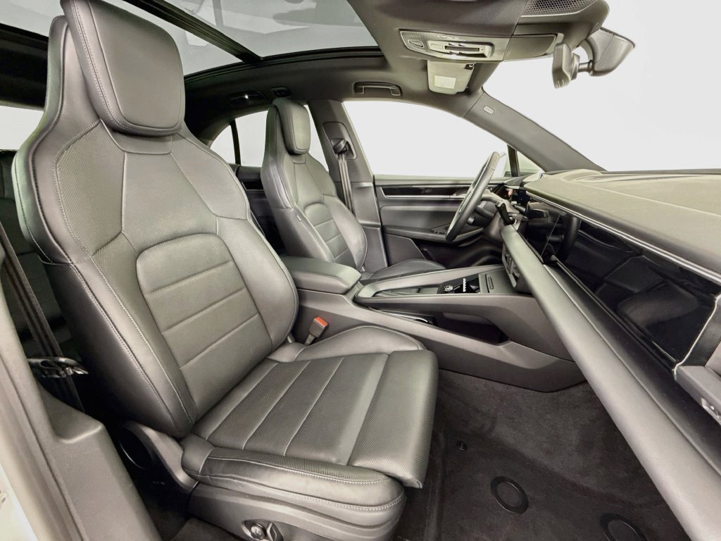 Certified 2025 Porsche Macan Electric RWD image 29