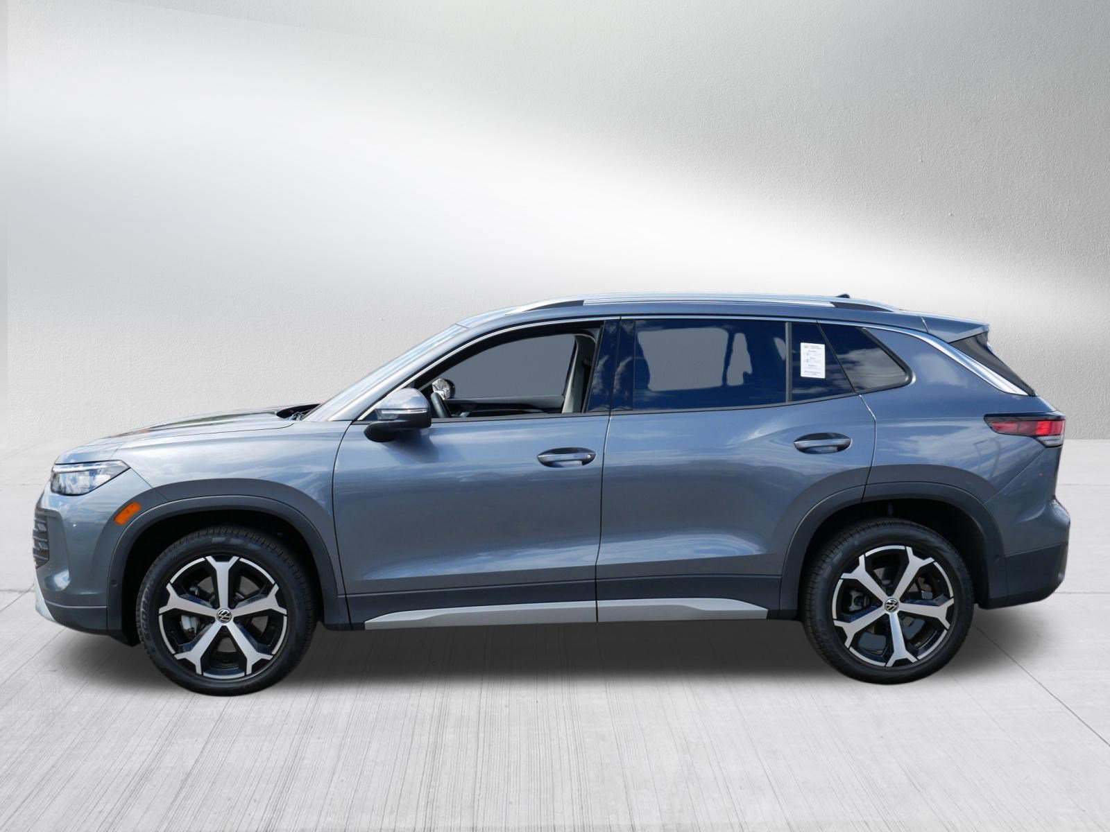 Certified 2025 Volkswagen Tiguan SE AWD/4WD image 4