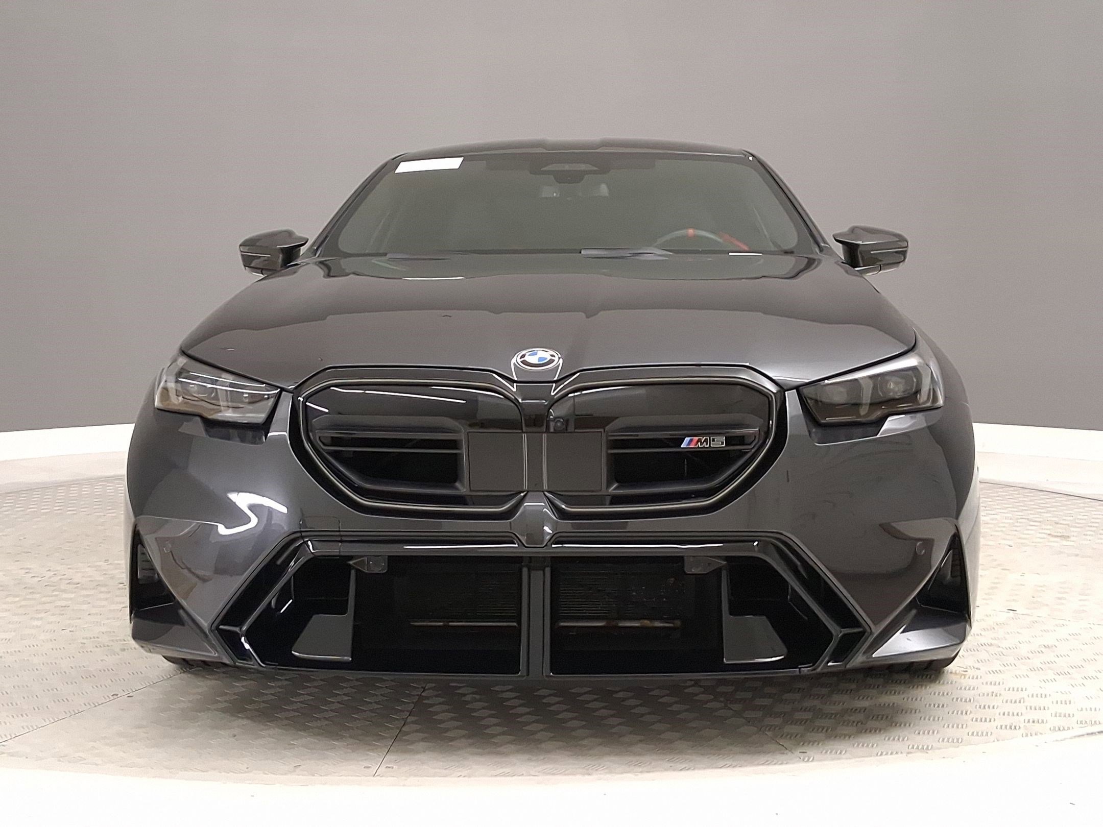 Used 2025 BMW M5 w/ Carbon Package image 4