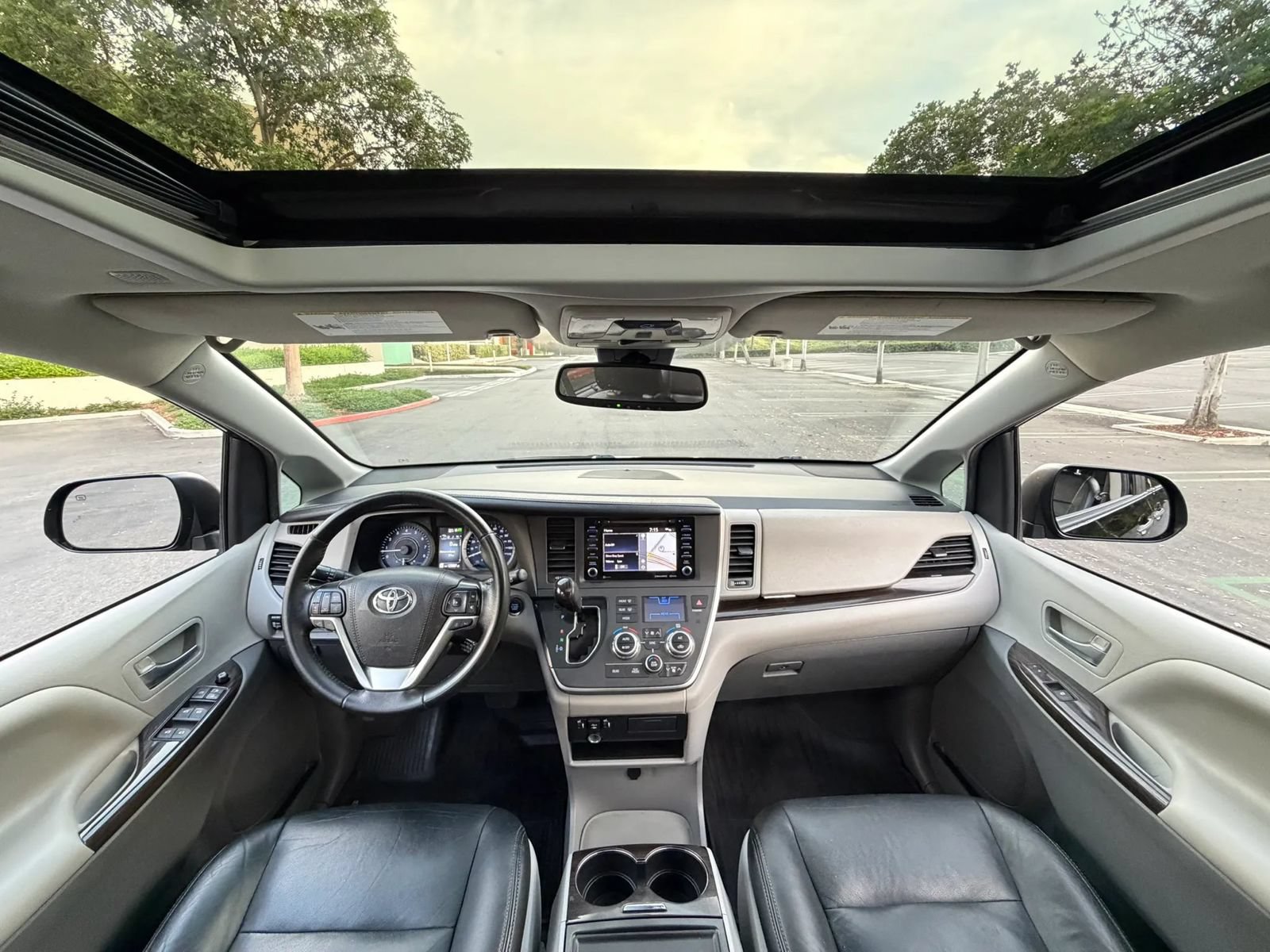 Used 2020 Toyota Sienna XLE w/ XLE Navigation Package FWD image 16