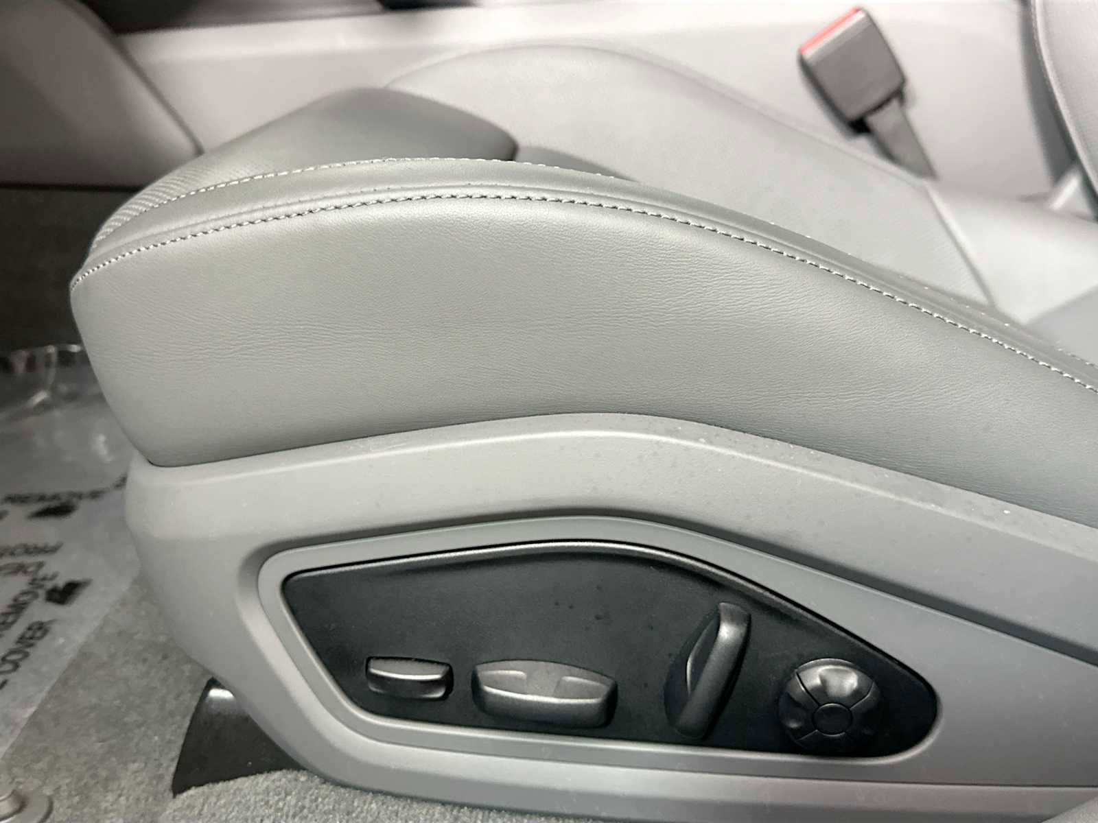 Certified 2025 Porsche Taycan image 12