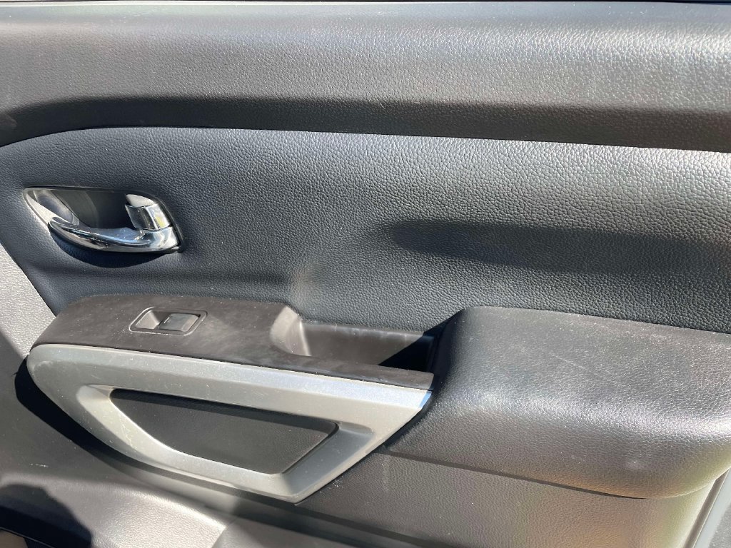 Used 2018 Nissan Titan SV w/ SV Convenience Package AWD/4WD image 11