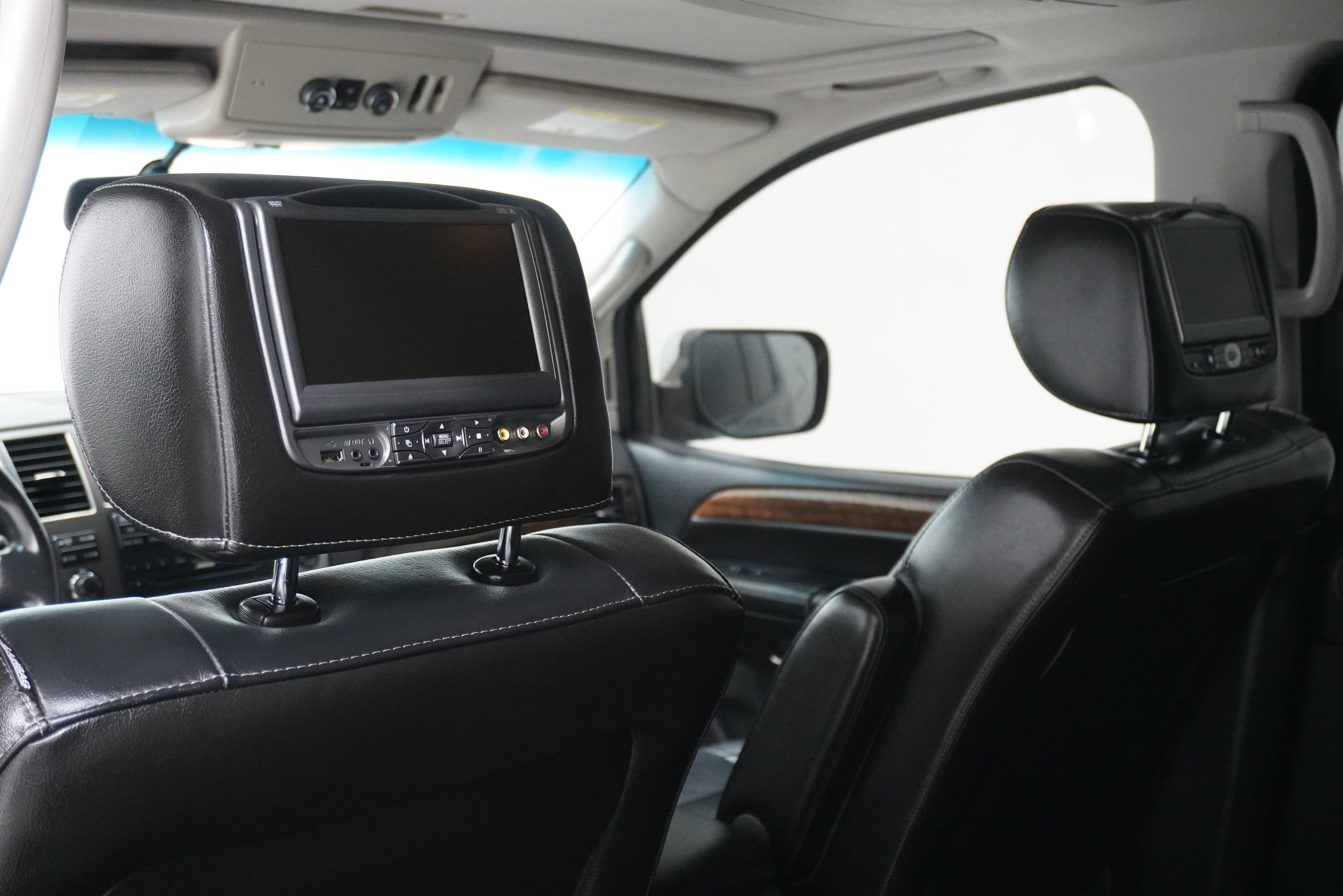 Used 2014 Nissan Armada Platinum w/ 2nd Row Captain Seat Package RWD image 12