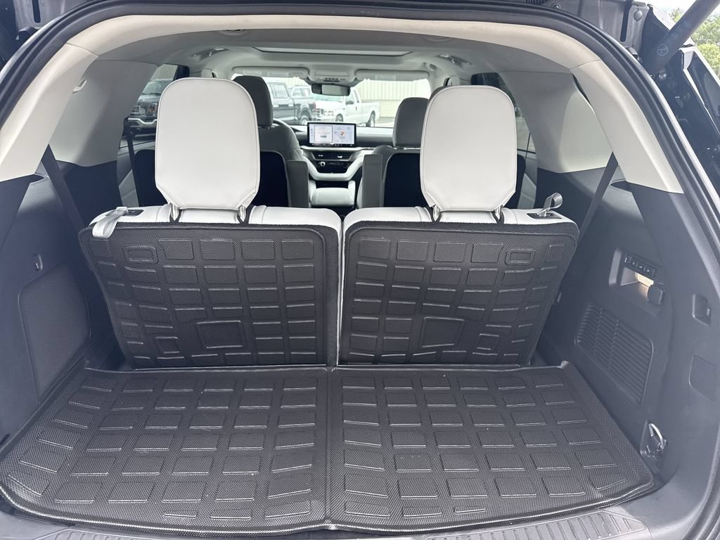 Used 2025 Ford Explorer Platinum w/ Ultimate Package AWD/4WD image 18