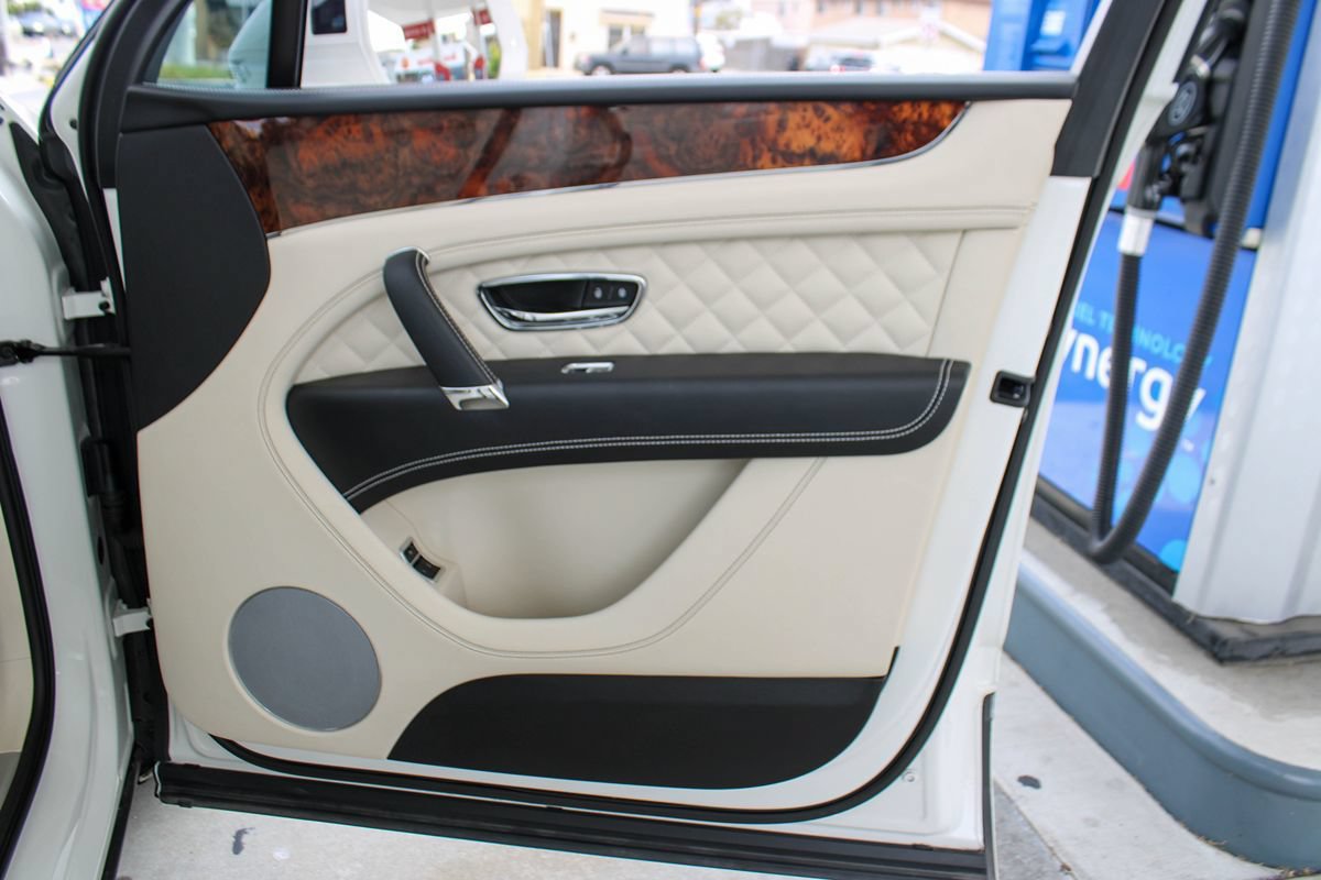 Used 2020 Bentley Bentayga Plug-In Hybrid AWD/4WD image 43