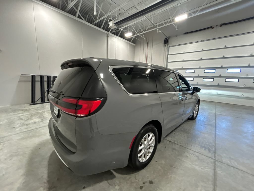 Used 2025 Chrysler Pacifica Select FWD image 6