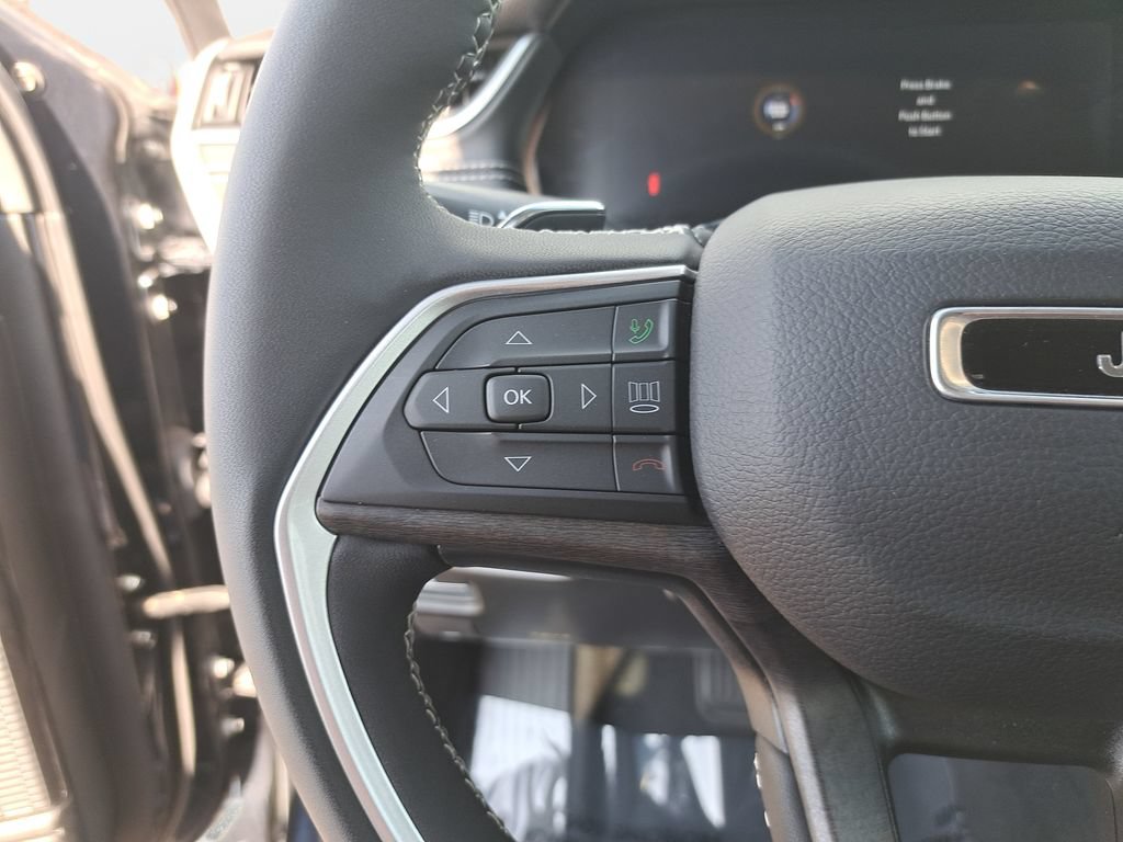 Certified 2023 Jeep Grand Cherokee Limited w/ Luxury Tech Group II AWD/4WD image 18