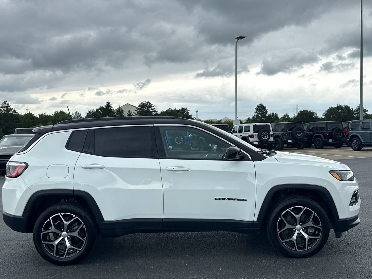 Used 2024 Jeep Compass Limited AWD/4WD image 2