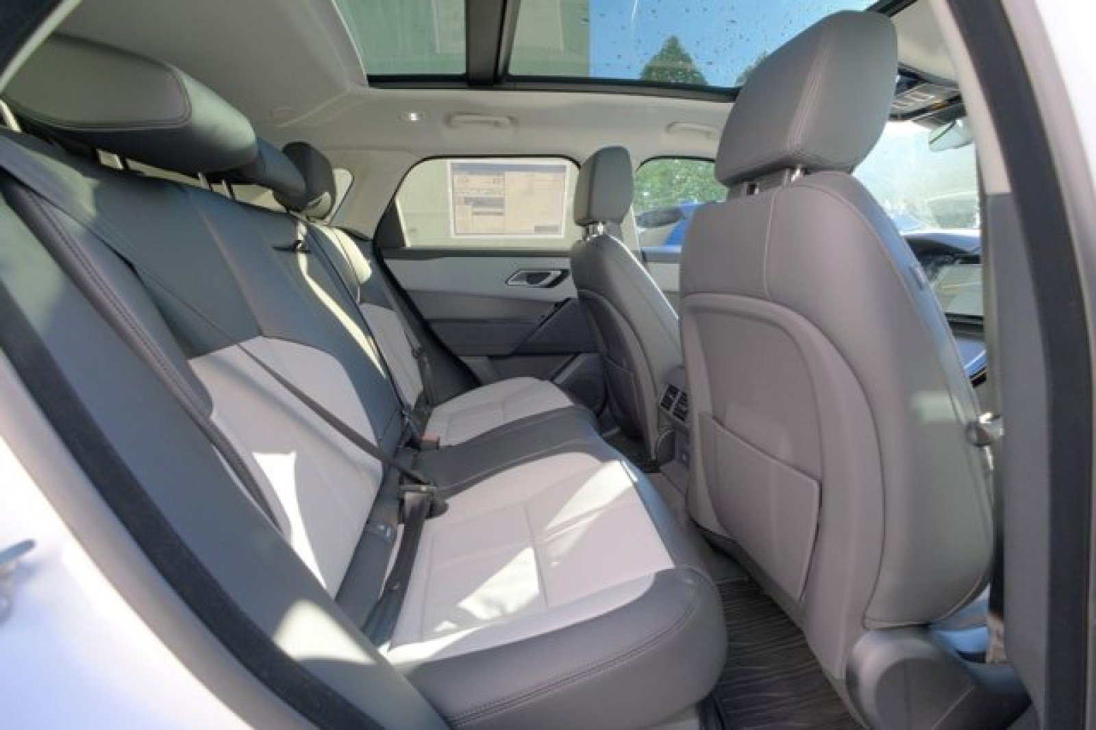 New 2025 Land Rover Range Rover Velar Dynamic SE image 17