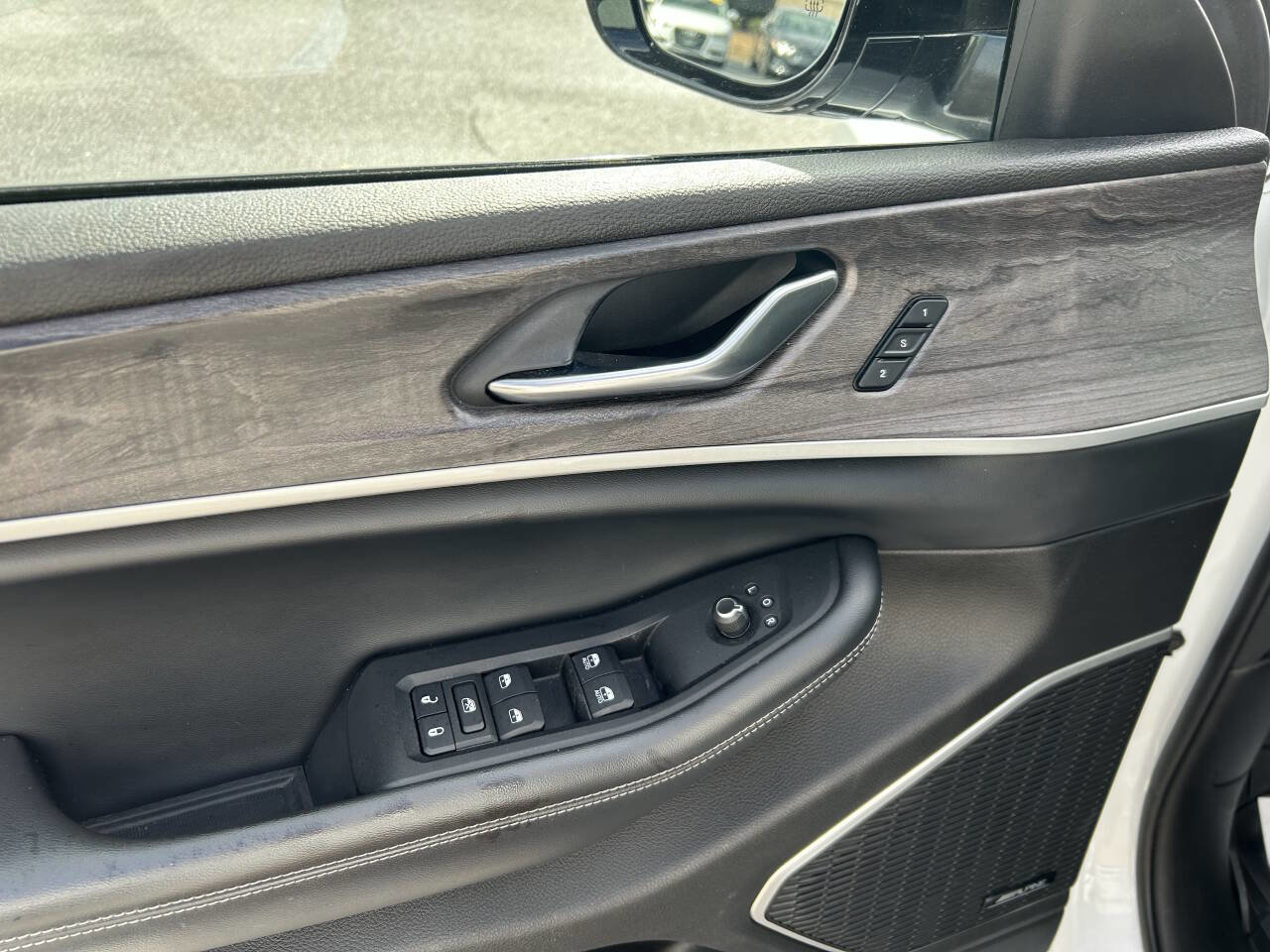 Used 2022 Jeep Grand Cherokee L Limited w/ Luxury Tech Group II image 13