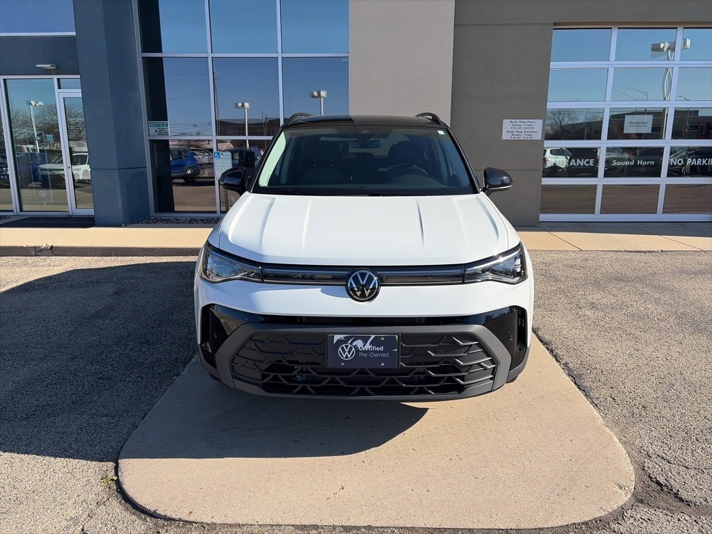 Certified 2025 Volkswagen Taos SE image 3