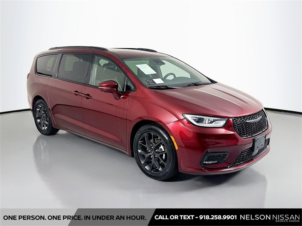 Used 2022 Chrysler Pacifica Limited w/ Uconnect Theater Family Group image 3