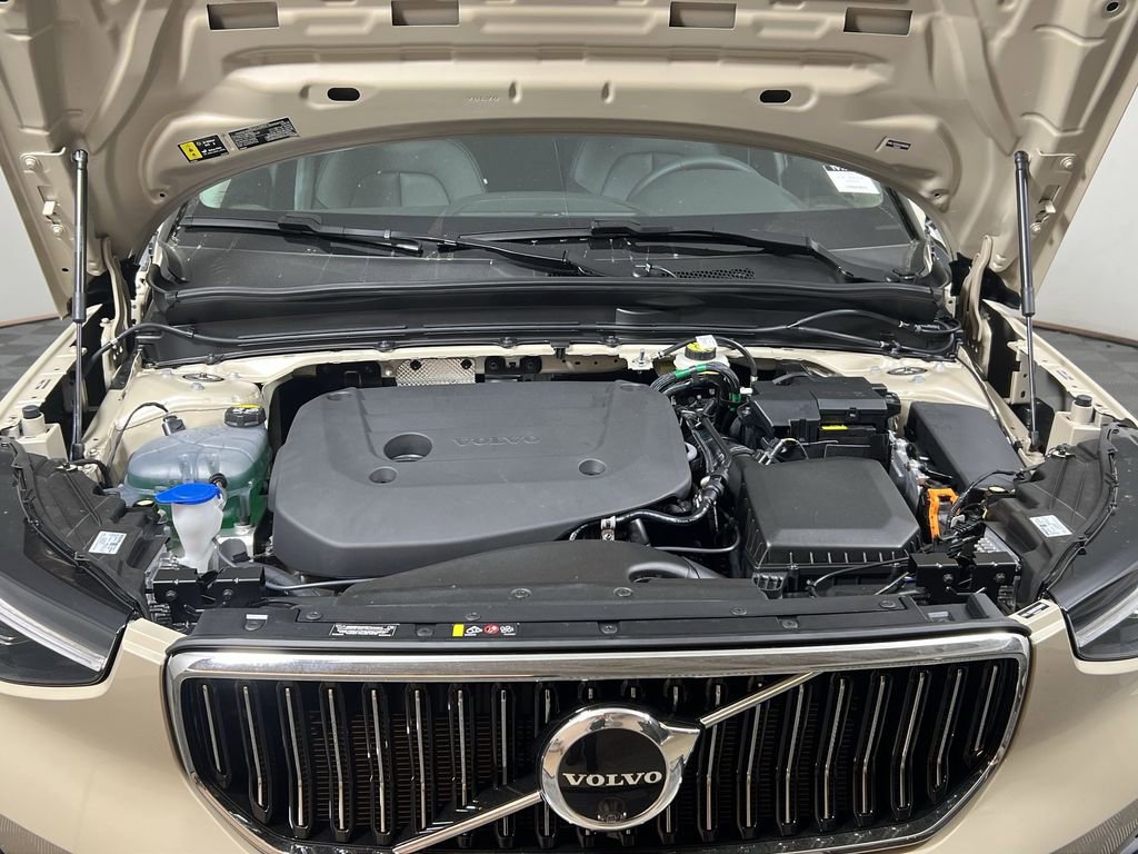 Certified 2025 Volvo XC40 B5 Plus w/ Protection Package Premier image 20