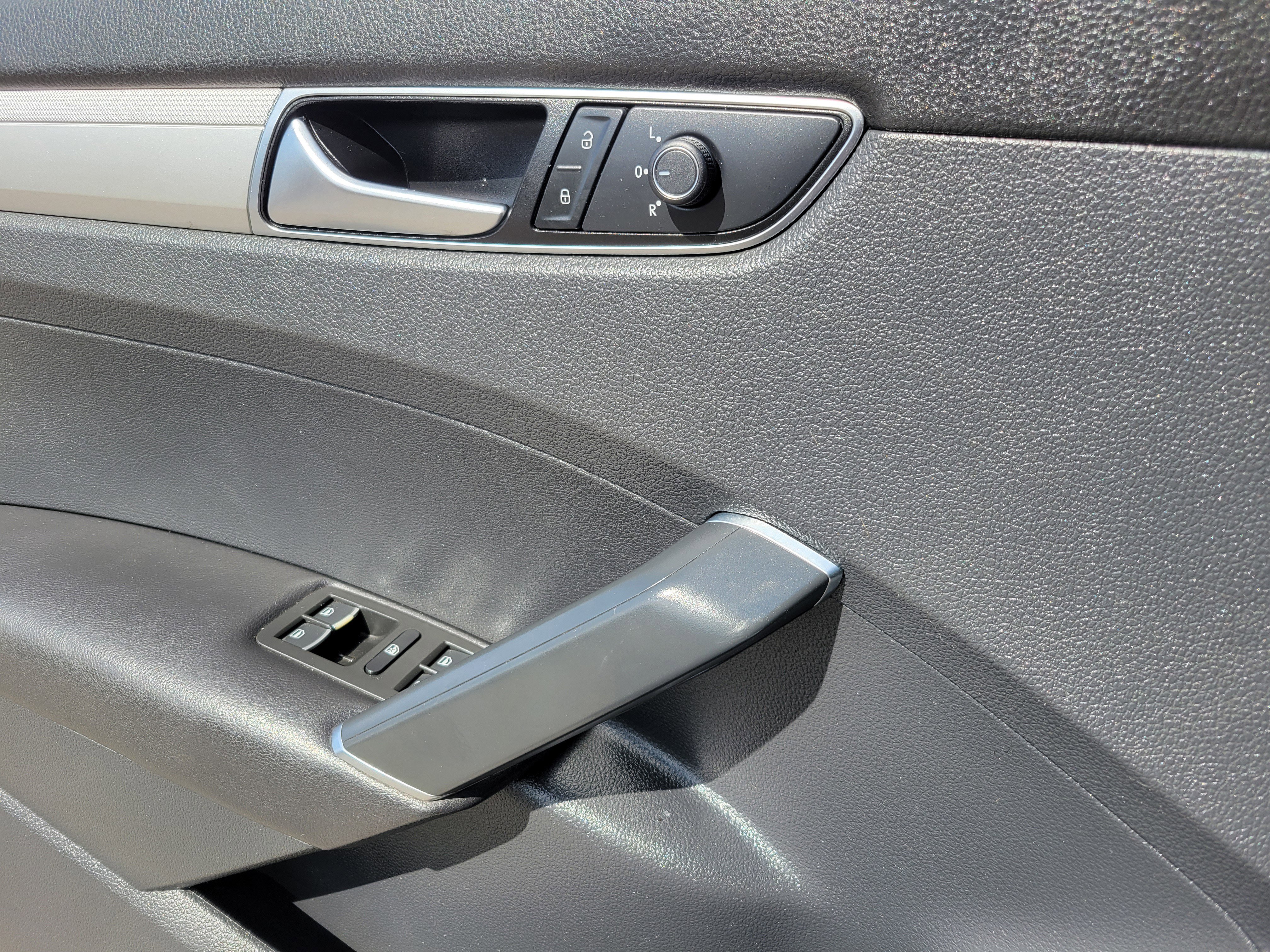 Used 2017 Volkswagen Passat 1.8T S image 6