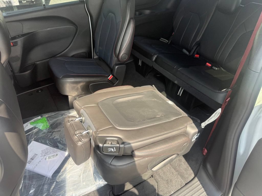 New 2027 Chrysler Pacifica Select FWD image 35