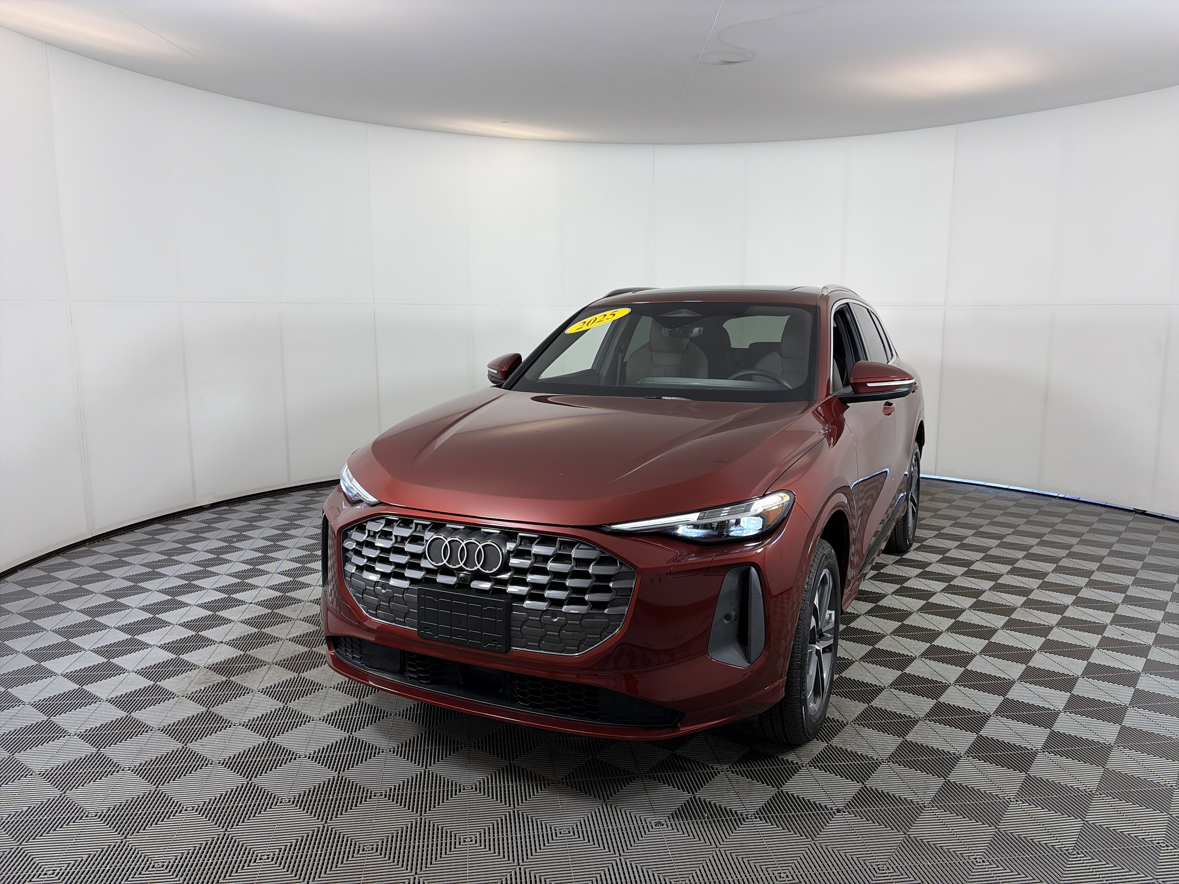 Used 2025 Audi Q5 Premium Plus w/ Premium Plus image 2