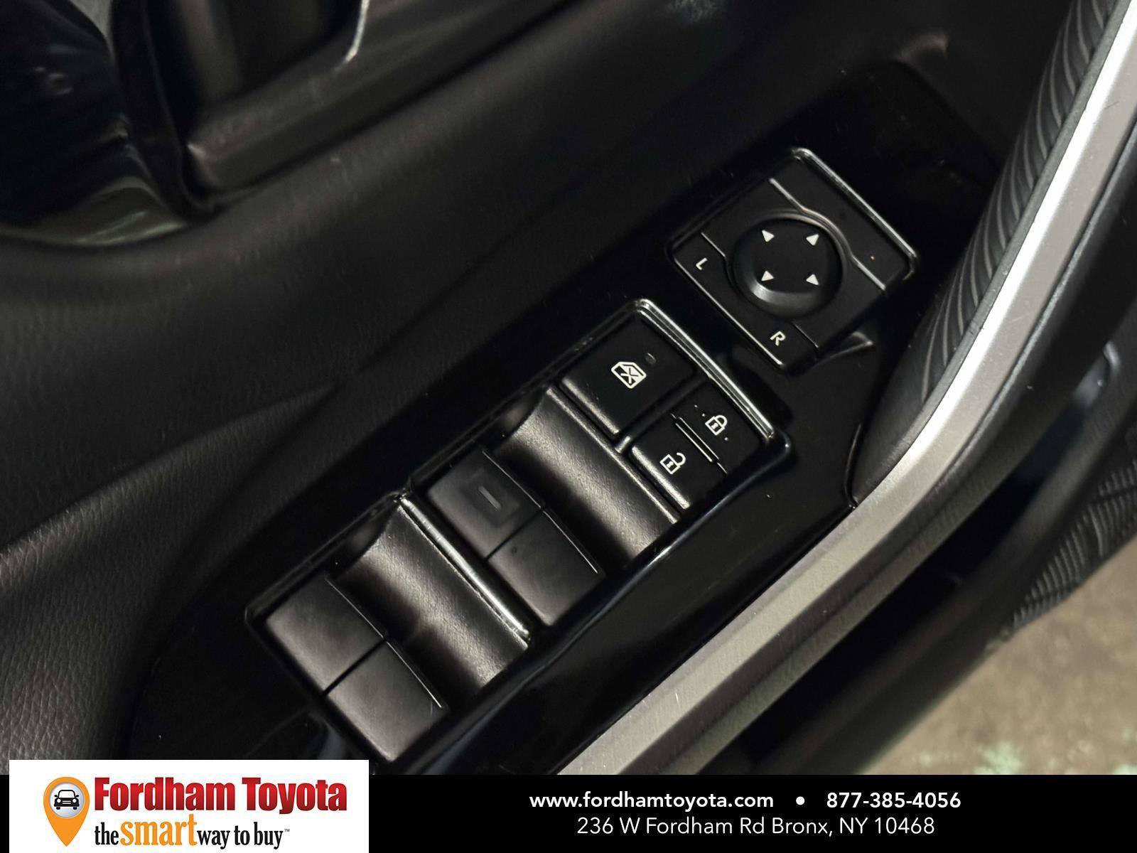 Used 2022 Toyota RAV4 LE AWD/4WD image 16