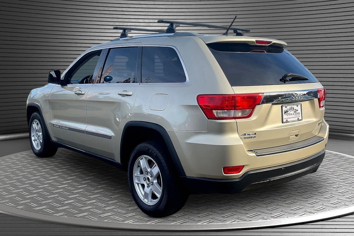 Used 2011 Jeep Grand Cherokee Laredo AWD/4WD image 4