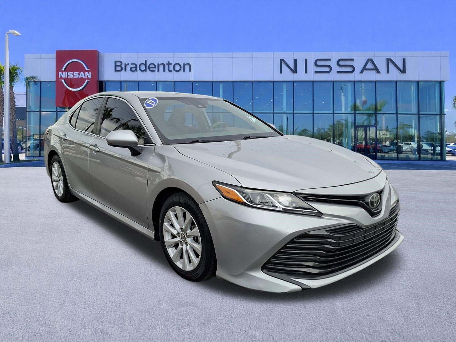 Used 2019 Toyota Camry LE image 3