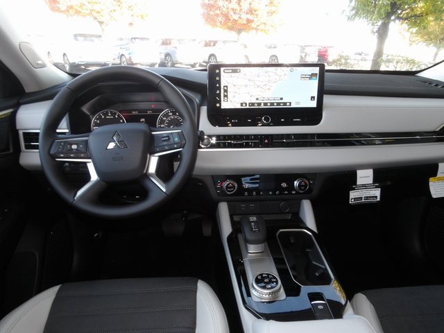 New 2025 Mitsubishi Outlander SE image 15