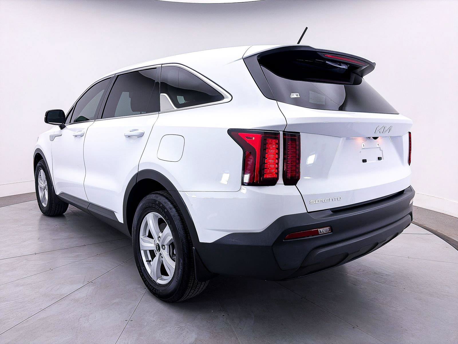 Used 2023 Kia Sorento LX FWD image 12