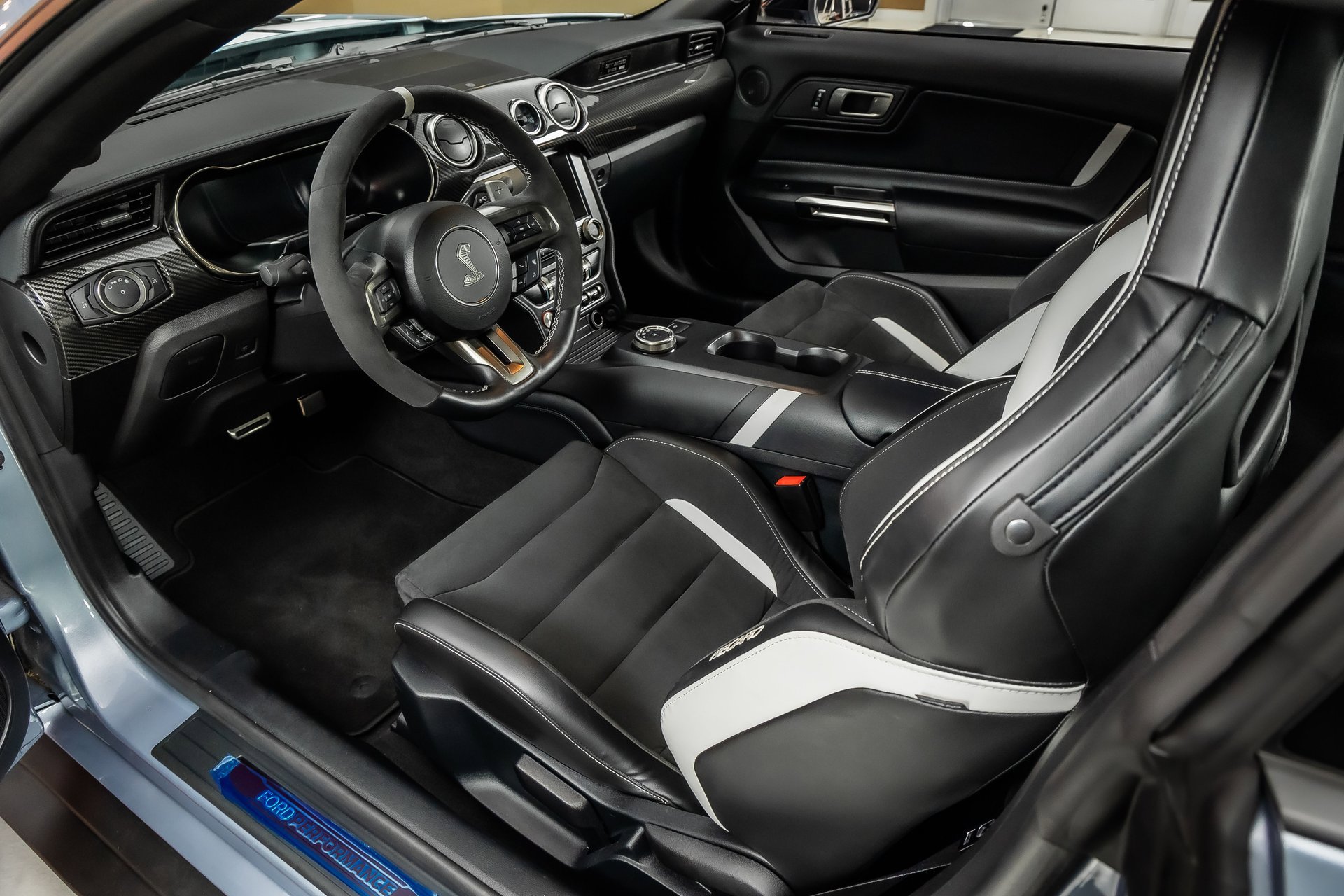 Used 2022 Ford Mustang Shelby GT500 w/ Carbon Fiber Track Pack RWD image 2
