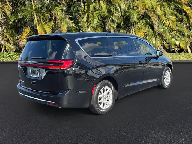 Used 2025 Chrysler Pacifica Select FWD image 5