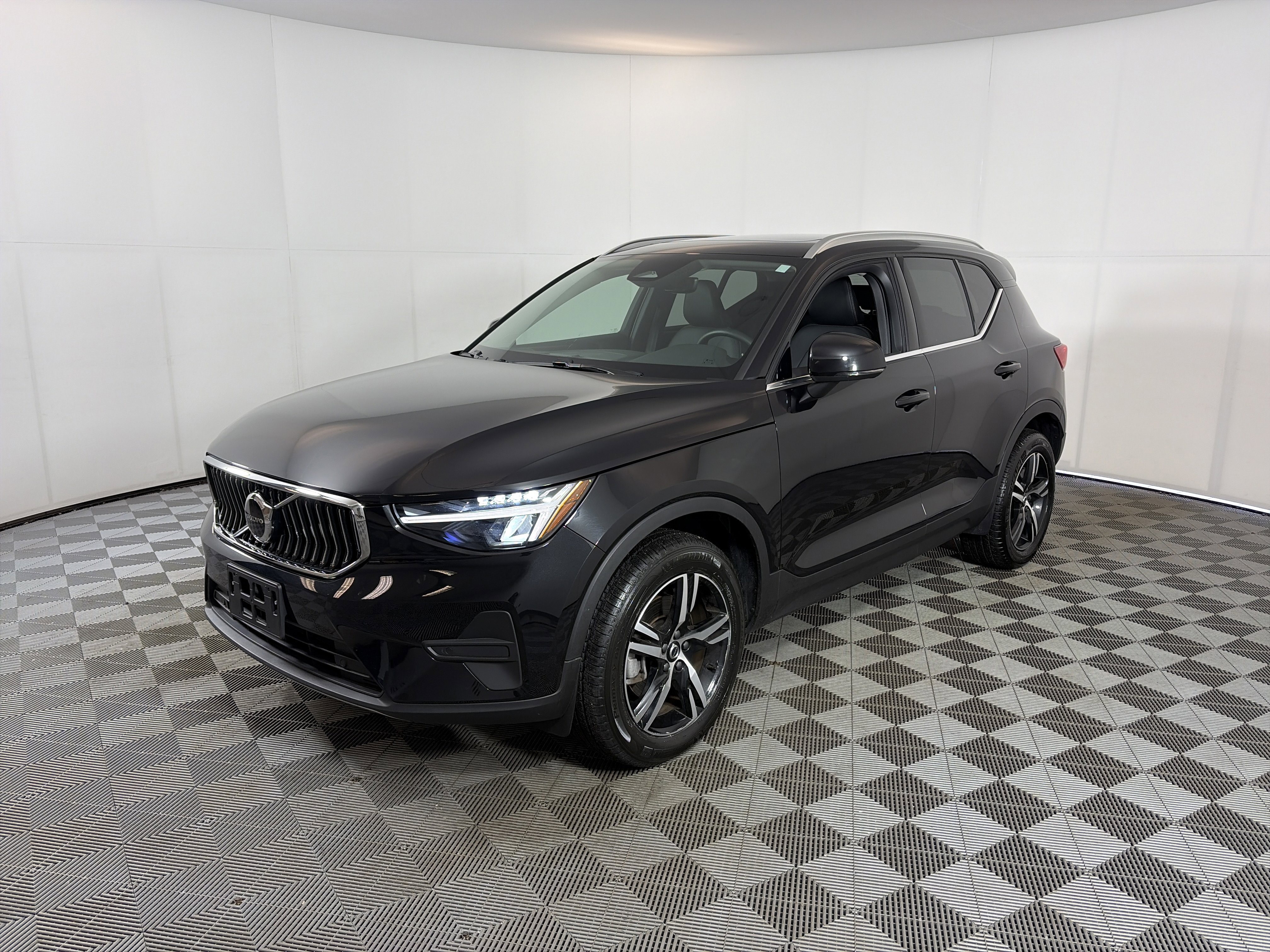 Used 2025 Volvo XC40 B5 Core image 2