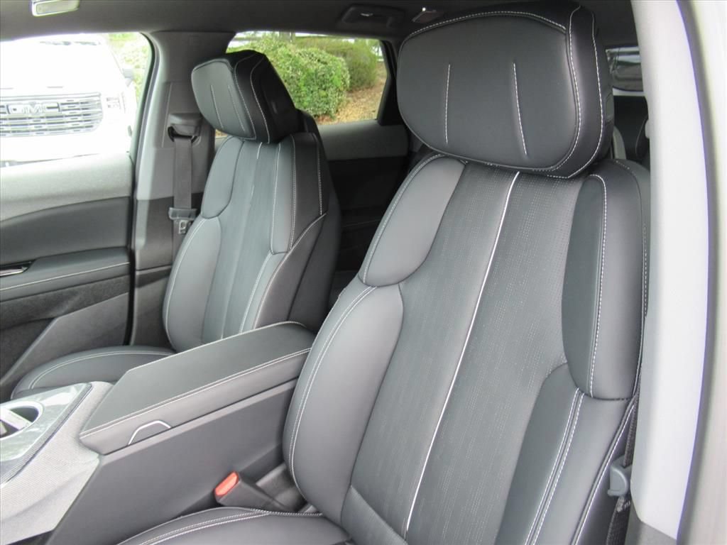 Certified 2025 Cadillac Optiq Luxury 2 w/ LPO, Floor Liner Package AWD/4WD image 18