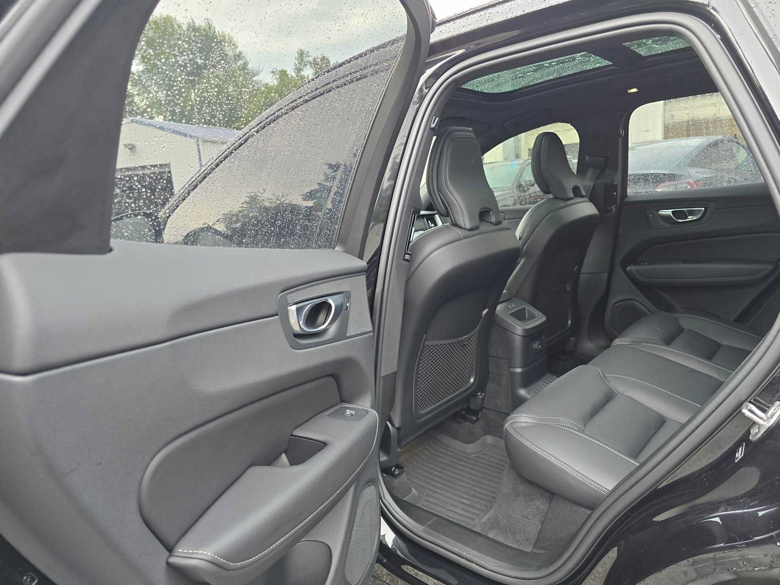 Used 2024 Volvo XC60 T8 Ultimate w/ Climate Package AWD/4WD image 17