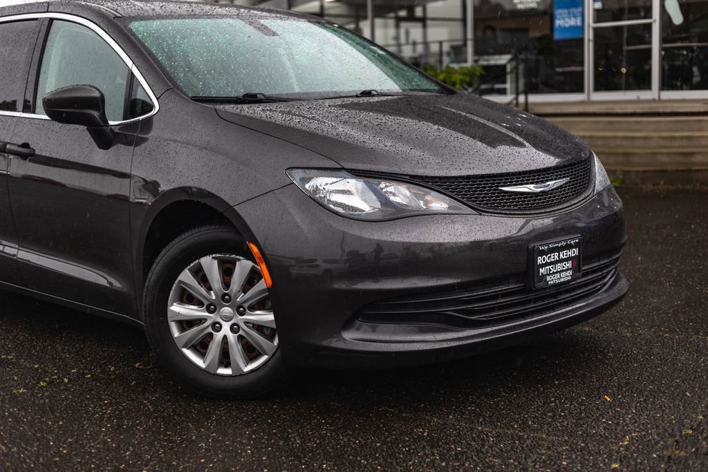 Used 2020 Chrysler Voyager L FWD image 3
