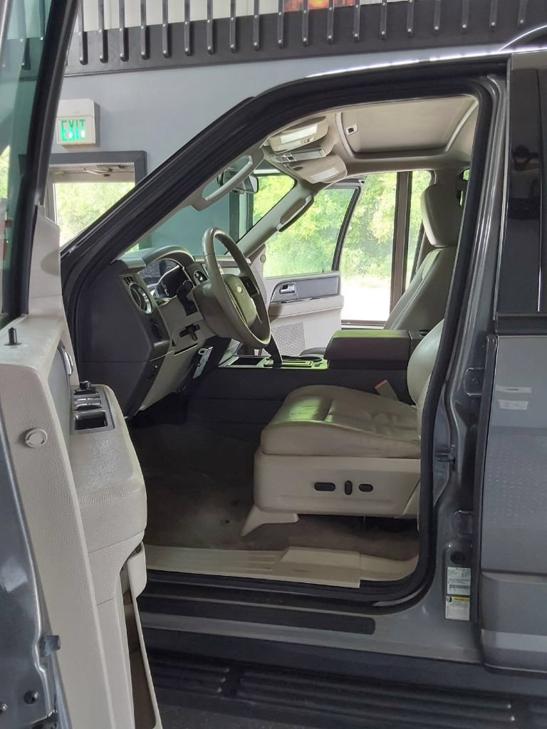 Used 2014 Ford Expedition XLT w/ Leather Seating Package AWD/4WD image 17