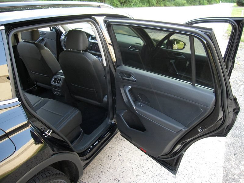 Used 2018 Volkswagen Tiguan SE w/ Panoramic Sunroof Package AWD/4WD image 26